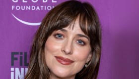 Dakota Johnson passeggia per New York: l’accessorio da 100.000 dollari