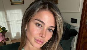 Diletta Leotta vola a Miami per lavoro, il mini dress bianco dal fascino bon ton