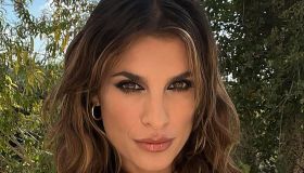 Elisabetta Canalis, il bikini nero classico ad Alghero con la figlia