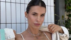 Elisabetta Canalis, il look casual total-white è perfetto per l’estate