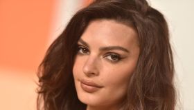 Emily Ratajkowski, festa di compleanno con torta a forma di lato b e look strepitoso