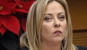 Giorgia Meloni, il look con poncho per la visita in Canada (e c’è anche Ginevra)