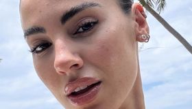 Giulia De Lellis, l’abito lungo e coloratissimo con pancione a vista a Forte dei Marmi