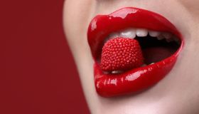Jam lips trend, le labbra dell’estate sono lucide, succose e super glossy. E si ottengono così