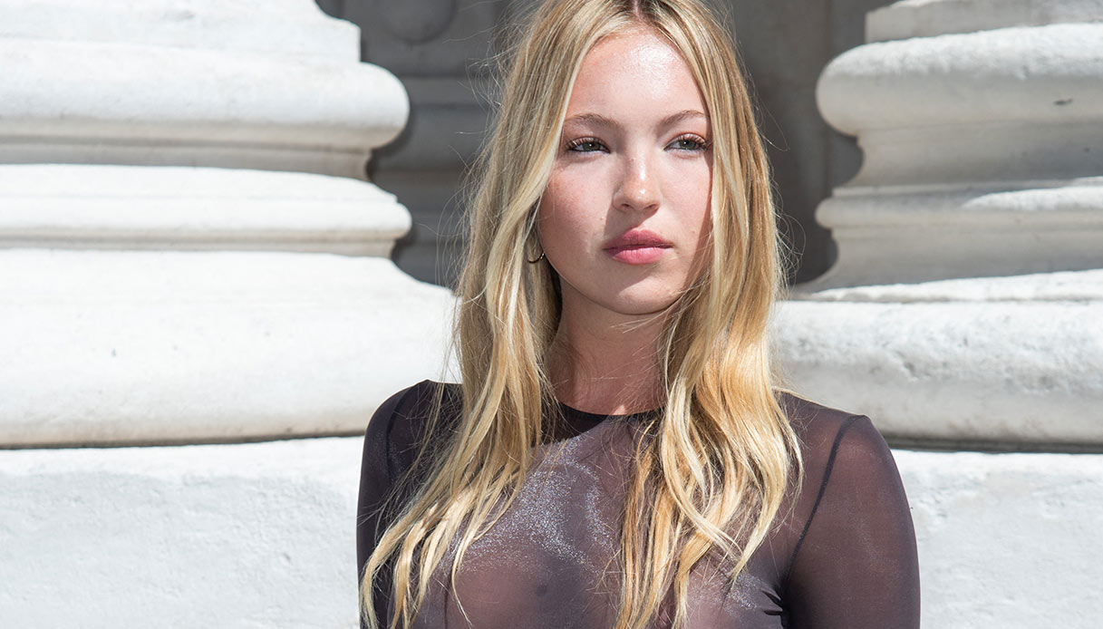 I look alla Paris Fashion Week, Lila Moss: nude look per YSL