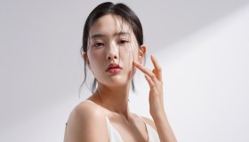 Questa crema al collagene marino promette (e mantiene) un effetto lifting senza chirurgia