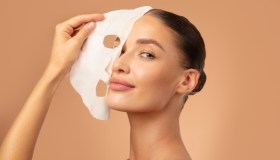 Protegge, rinfresca e idrata la pelle del viso. La maschera dopo sole è il must have dell’estate