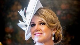 Maxima d’Olanda radiosa a Praga con l’abito modificato all’ultimo minuto