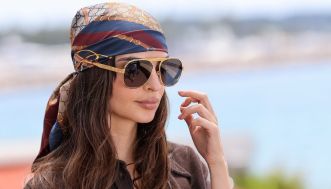 Anche (e soprattutto) le donne indossano la cravatta: è lei l’accessorio più cool della primavera