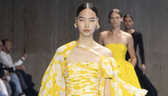 Anche (e soprattutto) le donne indossano la cravatta: è lei l’accessorio più cool della primavera