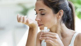 Avvolgente, intenso e aromatico. Il muschio bianco sarà l’unica fragranza che vorrai indossare questa estate