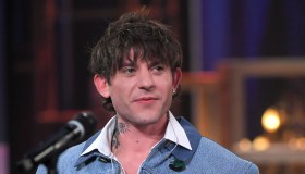 Rkomi parla ai fan, il motivo del tour annullato: “Ci vediamo in teatro”