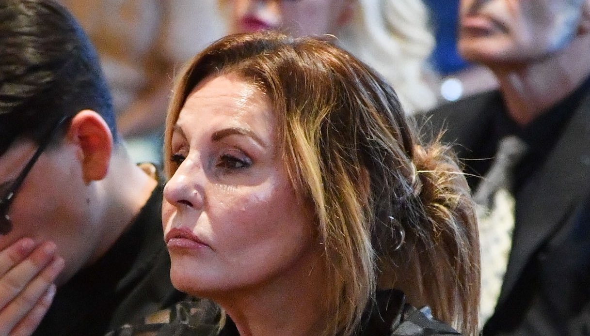 Funerali Alvaro Vitali, le lacrime e la commozione della moglie Stefania