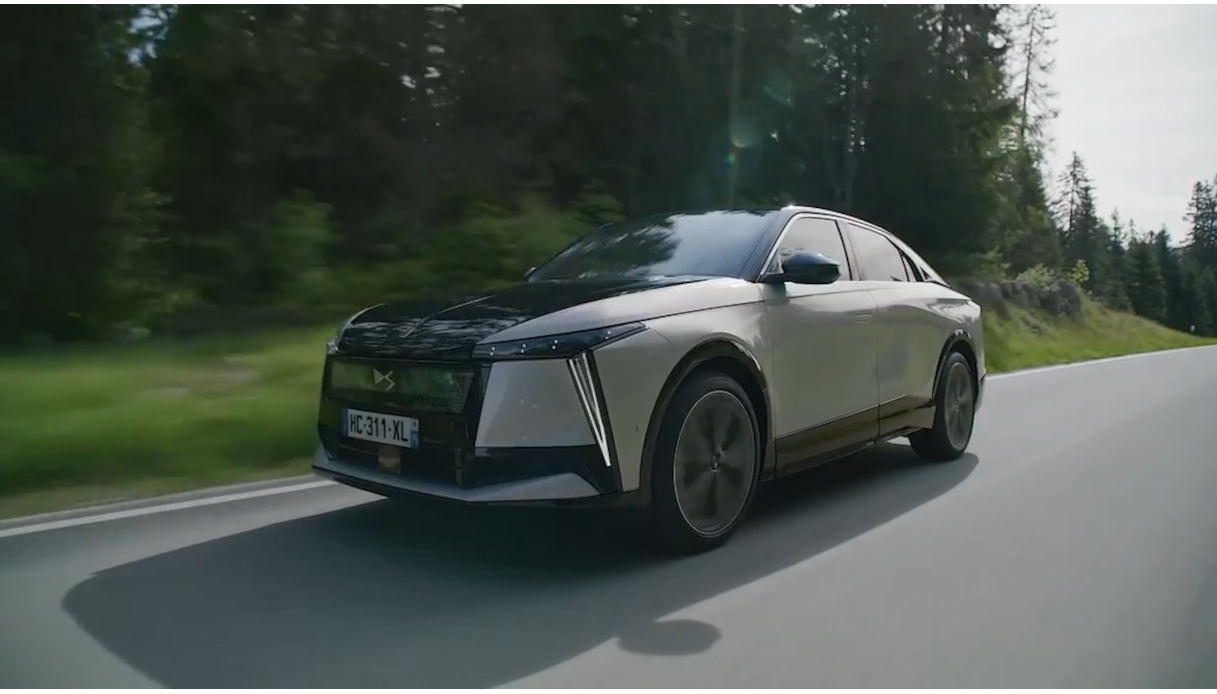 DS N°8: cinque motivi per cui questa elettrica conquista le donne