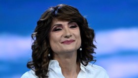 I 60 anni di Vladimir Luxuria, la libertà trovata a Roma e i pericoli: “Mi puntò una pistola alla tempia”