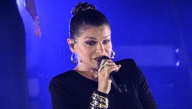 Alessandra Amoroso, bellissima col pancione in concerto: arriva il nuovo disco