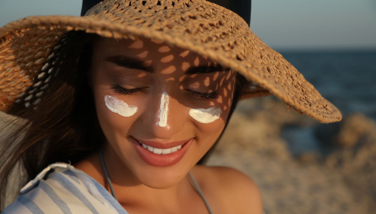 Allergia al sole: cos’è, come proteggere la pelle e quali prodotti utilizzare per vivere l’estate in sicurezza