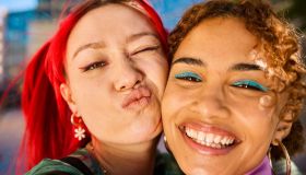 Abbiamo trovato la penna multi-uso per il make up vista su TikTok. Trucchi occhi, labbra e viso in un minuto