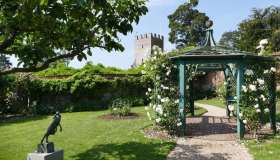 Art in the Gardens, quando le opere d’arte si fondono con la natura: foto spettacolari