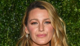 Blake Lively, look impeccabile e un motivo da 400 milioni per sorridere