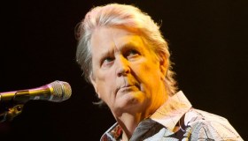Morto Brian Wilson, aveva co-fondato i Beach Boys: il dolore della famiglia