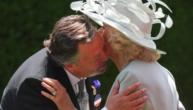 Re Carlo al Royal Ascot, Camilla perde il controllo e bacia tutti