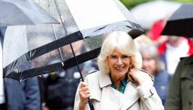 Perché Camilla usa sempre gli ombrelli trasparenti