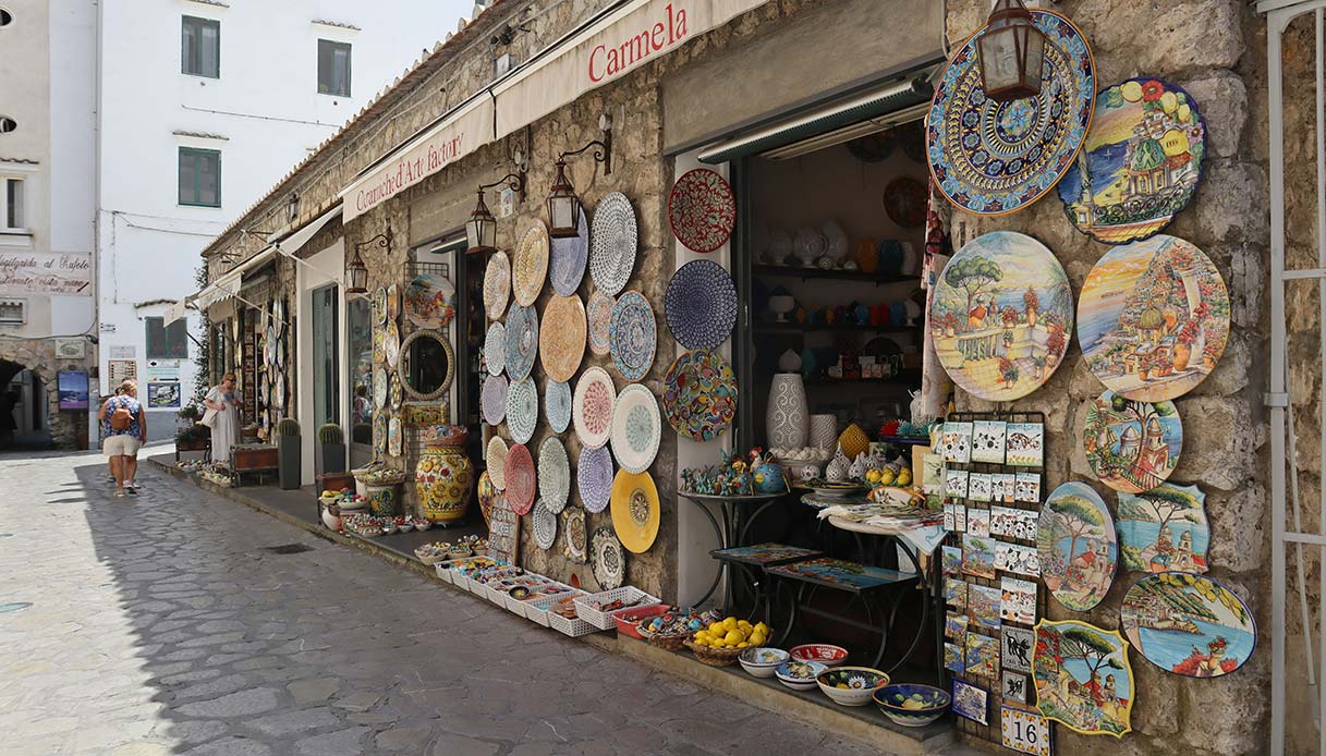 Facciata di un negozio di ceramiche a Vietri sul Mare con piatti decorati