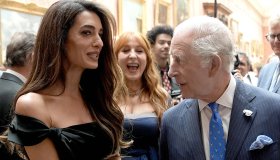 Re Carlo, Amal Clooney arriva a Palazzo e lui non le resiste. Camilla sparita