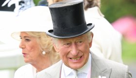 Re Carlo e Camilla al Royal Ascot: lui bacia Sarah Ferguson, lei con la borsa gioiello