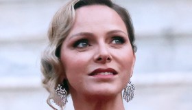Charlene di Monaco raggiante in arancio, ma la Principessina Gabriella le ruba la scena