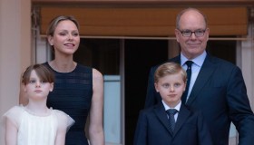 Charlene di Monaco in navy coi gemelli. Ma Gabriella non si diverte