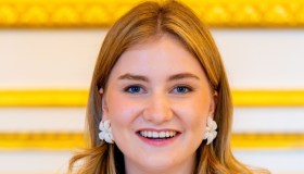 Elisabetta del Belgio, bellezza regale in un abito che tutte possiamo permetterci