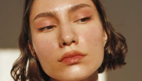 Effetto lucido sul viso addio (anche in estate). Il gel con protezione solare è il “mai più senza” della stagione