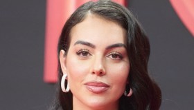 Georgina Rodríguez domina Madrid in nero, il corsetto è puro fascino italiano