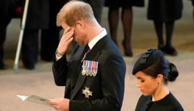Re Carlo organizza il suo funerale, Harry e Meghan Markle inclusi nel piano