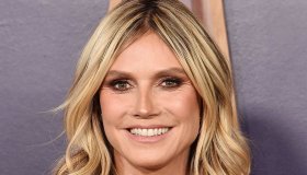 Heidi Klum, il mini bikini sotto il total denim: così il costume diventa street style