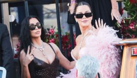 Matrimonio Bezos, i look alla cerimonia più sfrenati del pre-party: Kim e Khloè in piume e glitter