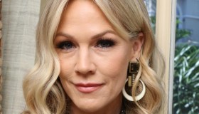 Jennie Garth, primo shooting in lingerie a 53 anni. Ed è pazzesca
