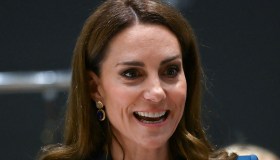 Kate Middleton, uno schianto al museo col tailleur blu navy e la catena al collo