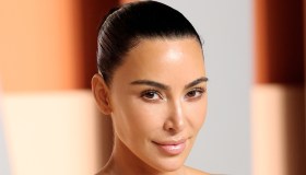 Kim Kardashian, ricci biondi e animalier: il nuovo look che sorprende