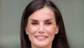 Letizia di Spagna a Burela, la blusa marinara e quei pantaloni skinny che non vuole abbandonare