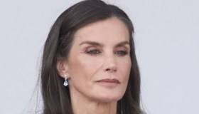 Letizia di Spagna alla parata con Felipe: il look “comodo” e l’assenza significativa