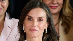 Letizia di Spagna irresistibile, abito bianco seducente e muscoli in vista