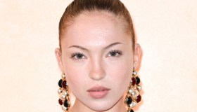 Lila Moss, il look con mini short e stivali texani è un omaggio allo stile di Kate Moss