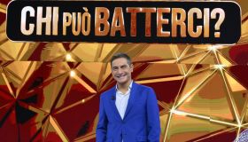 Chi può batterci?, anticipazioni del 21 luglio: Amanda Lear protagonista della finale