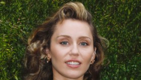 Miley Cyrus a Parigi senza lingerie: il look trasparente fa discutere