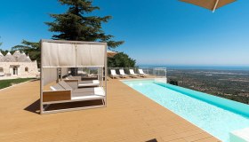 Una dimora unica con vista incomparabile, piscina infinity e 13 bagni: da 2.700.000 euro