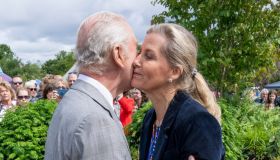 Re Carlo, il dolce abbraccio alla cognata Sophie. Per lui è una vera alleata