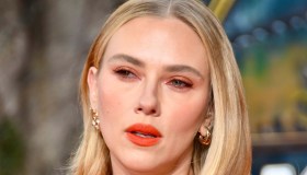 Scarlett Johansson, regina del red carpet in un abito nero da vera predatrice